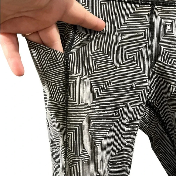 Lululemon size 2 crop leggings. Excellent condition - Picture 7 of 8